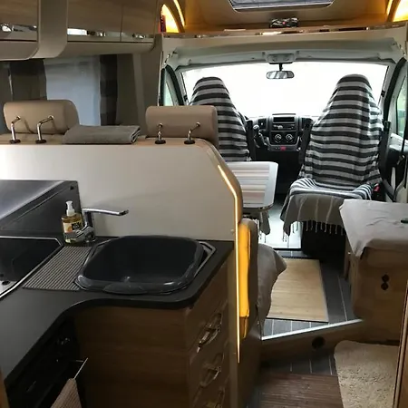 Nuit Dans Un Camping-Car Campsite *